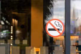 Bộ Y tế sẽ nghiên cứu, đề xuất biện pháp xử phạt nghiêm khắc hơn đối với hành vi vi phạm quy định cấm hút thuốc tại các địa điểm công cộng. Ảnh minh họa ehs.uci.edu. Nguồn TTO