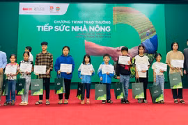 Đại diện Công ty cổ phần Greenfeed Việt Nam trao học bổng cho các em học sinh, sinh viên. Ảnh: P.D