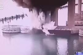 Ukraine tuyên bố đánh thuốc nổ cầu Crimea