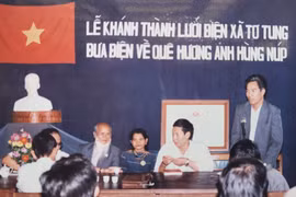 Lễ khánh thành lưới điện xã Tơ Tung đưa điện về quê hương Anh hùng Núp (ảnh ông Nguyễn Quang Hiền cung cấp).