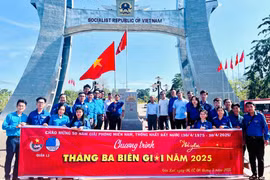 Đoàn công tác Quận 12 (TP. Hồ Chí Minh) chụp hình tại cột mốc ở Cửa khẩu Quốc tế Lệ Thanh (huyện Đức Cơ). Ảnh: Phan Lài