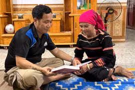 Bà H’Kéch là một trong số ít người ở huyện Phú Thiện biết hát và kể khan. Ảnh: L.H