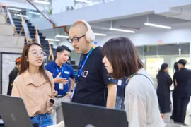 Sinh viên Trảo Nhật Hằng (bìa trái) giới thiệu về dự án truyền thông tại sự kiện của Trường Đại học FPT TP. Hồ Chí Minh (ảnh nhân vật cung cấp).