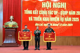 Đại tá Lê Kim Giàu trao cờ thi đua của Quân khu 5 cho Ban Chỉ huy Quân sự huyện Kbang và TP. Pleiku. Ảnh: T.D