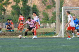 Cựu thủ môn Tô Vĩnh Lợi lập hattrick vào lưới đội bóng Hội thủ môn Đà Nẵng. 