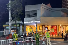 Người dân có thể gửi phương tiện tại các bãi giữ xe do ban tổ chức bố trí xung quanh, sau đó đi bộ vào khu vực trung tâm nơi diễn ra chương trình. Ảnh: H.V