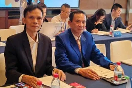 Huấn luyện viên Đội tuyển cờ Gia Lai Tôn Thất Lương Chính (phải) trúng cử vào Ban Chấp hành Liên đoàn Cờ tướng Thế giới nhiệm kỳ IX.