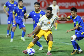 Quy Nhơn United tiếp đà thăng hoa, góp mặt trong top 3 đầu bảng.