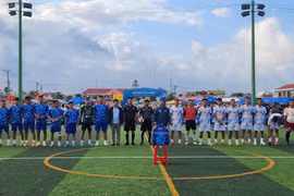 Trận cầu thiện nguyện gây quỹ hơn 62 triệu đồng trao học bổng học sinh vượt khó ở Hoài Nhơn Đông. 