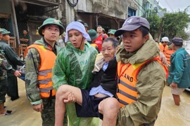 Khen thưởng 3 tập thể có thành tích xuất sắc trong công tác cứu hộ, hỗ trợ người dân đợt lũ tháng 11 