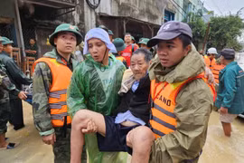 Khen thưởng 3 tập thể có thành tích xuất sắc trong công tác cứu hộ, hỗ trợ người dân đợt lũ tháng 11 