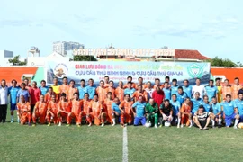 Các cựu cầu thủ tham gia giao lưu bóng đá chào mừng ngày sáp nhập tỉnh Gia Lai (mới) trong tinh thần gắn kết.