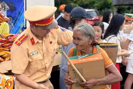 Chương trình "Trái tim yêu thương Ayun" tại làng Vơng Chép (xã AlBá).