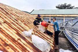 Trước giờ cơn bão số 13 (Kalmaegi) đổ bộ, mạng xã hội lan tỏa nhiều kinh nghiệm, biện pháp chống bão thiết thực của dân miền biển. 