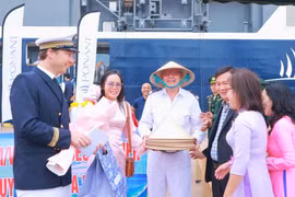 Tàu du lịch cao cấp Le Jacques Cartier đưa 120 du khách quốc tế cập Cảng Quy Nhơn và di chuyển đến tham quan các địa danh nổi tiếng tại tỉnh Gia Lai.