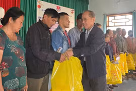 Trao quà Tết cho người khuyết tật và trẻ em có hoàn cảnh đặc biệt khó khăn ở xã Phù Mỹ Tây.