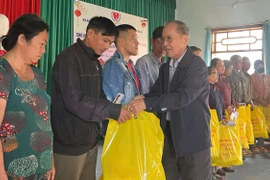 Trao quà Tết cho người khuyết tật và trẻ em có hoàn cảnh đặc biệt khó khăn ở xã Phù Mỹ Tây.