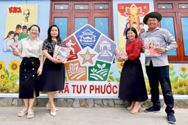 Thư viện tỉnh Gia Lai tặng thiết bị và sách cho “Tủ sách hy vọng” xã Tuy Phước