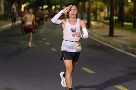Chân chạy Nguyễn Thành Tín hoàn thành chặng đường 165 km từ Quy Nhơn đến Pleiku 