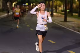 Chân chạy Nguyễn Thành Tín hoàn thành chặng đường 165 km từ Quy Nhơn đến Pleiku 