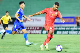 Một pha bóng trong trận đấu giữa CLB Quy Nhơn United (áo đỏ) và Đại học Văn Hiến.