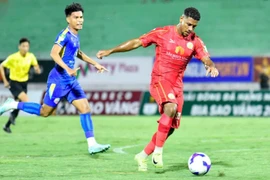 Một pha bóng trong trận đấu giữa CLB Quy Nhơn United (áo đỏ) và Đại học Văn Hiến.