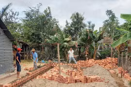 Gia đình ông Nay Đun (thôn Mơ Nai Trang) đẩy nhanh tiến độ xây dựng nhà. Ảnh: D.T