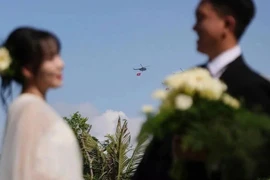 Bộ ảnh cưới 'có một không hai': 'Bắt' được khoảnh khắc trực thăng kéo cờ trên bầu trời