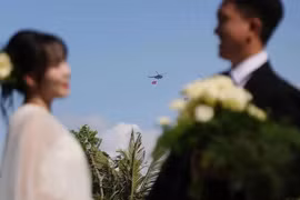 Bộ ảnh cưới 'có một không hai': 'Bắt' được khoảnh khắc trực thăng kéo cờ trên bầu trời