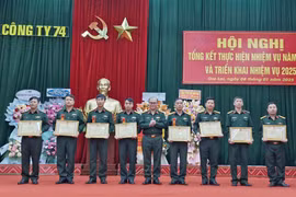 Thượng tá Đậu Thiện Lương-Giám đốc Công ty 74 tặng giấy khen cho các tập thể và cá nhân hoàn thành xuất sắc nhiệm vụ năm 2024. Ảnh: V.H