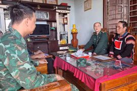 Già Rơ Lan Hlếk (làng Klăh, xã Ia Mơ, huyện Chư Prông) trò chuyện cùng cán bộ Đồn Biên phòng Ia Mơ. Ảnh: T.D