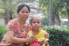 Con muốn sống: Người mẹ Jrai còn 600.000 đồng cầm cự cứu con ung thư