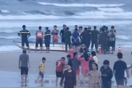 Một thanh niên bị sóng cuốn mất tích khi đang tắm biển