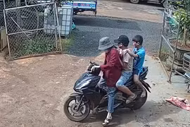 CLIP: Nhóm em nhỏ thương tích đầy mình vừa chạy vừa la hét nghi do chế tạo pháo nổ