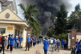 CLIP: Cháy lớn nhà xưởng ở Bình Dương, 80 cán bộ, chiến sĩ tham gia dập lửa