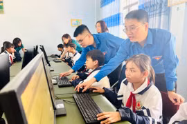 Đoàn viên thanh niên hướng dẫn thiếu nhi sử dụng máy tính, góp phần nâng cao chất lượng chuyển đổi số. Ảnh: P.