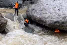 200 người đang tìm hai mẹ con bị lũ cuốn ở Sơn La