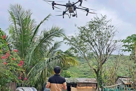 Nông dân ứng dụng drone