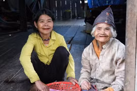 Bà Glech (bìa trái) và bà Ing vẫn giữ tục ăn trầu. Ảnh: H.N