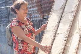 Làng nghề ở TP.HCM mùa tết: Xem nghề làm bánh tráng như 'máu thịt'