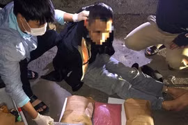 Bắt quả tang 2 đối tượng mang súng, vận chuyển lượng lớn ma túy