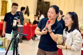 Chị Hồ Thị Hoài Thu (bìa phải) tham gia chương trình tập huấn, tiếp cận hình thức livestream bán hàng trên các nền tảng số. Ảnh: H.H