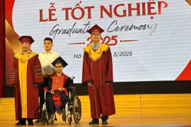 Nam sinh 10 năm cõng bạn đến trường giờ lại cõng bạn lên nhận bằng tốt nghiệp đại học loại giỏi