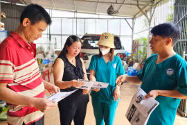 Cán bộ y tế TP. Pleiku tuyên truyền về phòng-chống sốt rét đến người dân. Ảnh: N.N