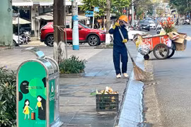 Chất thải rắn sinh hoạt không được phân loại gây áp lực cho công nhân vệ sinh môi trường trong việc thu gom. Ảnh: L.N