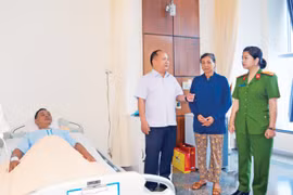 Phó Bí thư Tỉnh ủy, Chủ tịch UBND tỉnh Rah Lan Chung và Phó Giám đốc Công an tỉnh Ksor H’Bơ Khắp thăm, động viên Thiếu tá Nguyễn Văn Hưng (Phòng Cảnh sát điều tra tội phạm về ma túy) bị thương khi làm nhiệm vụ. Ảnh: Lê Ánh