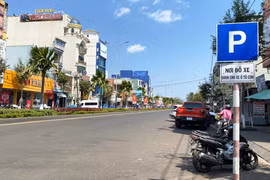 Một điểm đỗ xe ô tô trên đường Hai Bà Trưng, thành phố Pleiku
