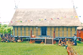 Nhà rông truyền thống làng Mơ Hra-Đáp (xã Kông Lơng Khơng, huyện Kbang) là nơi diễn ra nhiều hoạt động lễ hội văn hóa quan trọng. Ảnh: M.N