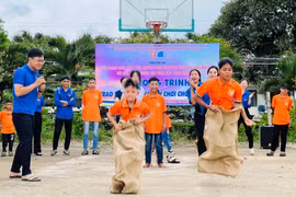 Các em thiếu nhi ở Trung tâm Bảo trợ xã hội tổng hợp tỉnh tham gia trò chơi do các câu lạc bộ, đội, nhóm tình nguyện tổ chức. Ảnh: M.N