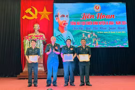 Ban tổ chức trao giải toàn đoàn cho các đơn vị xuất sắc